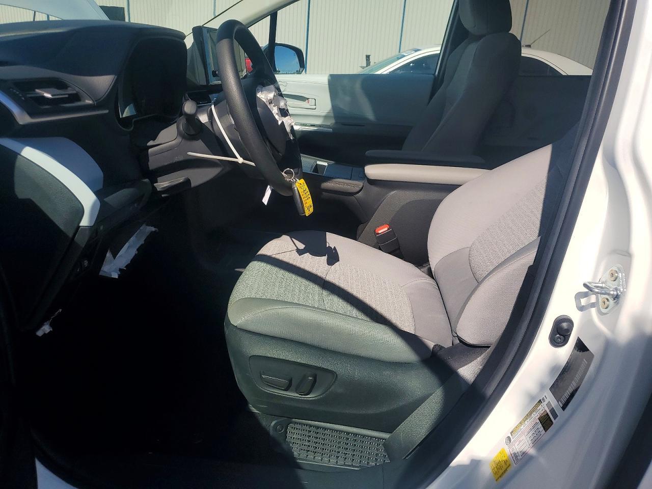 2025 Toyota Sienna Le 8-Passenger - Фото 7