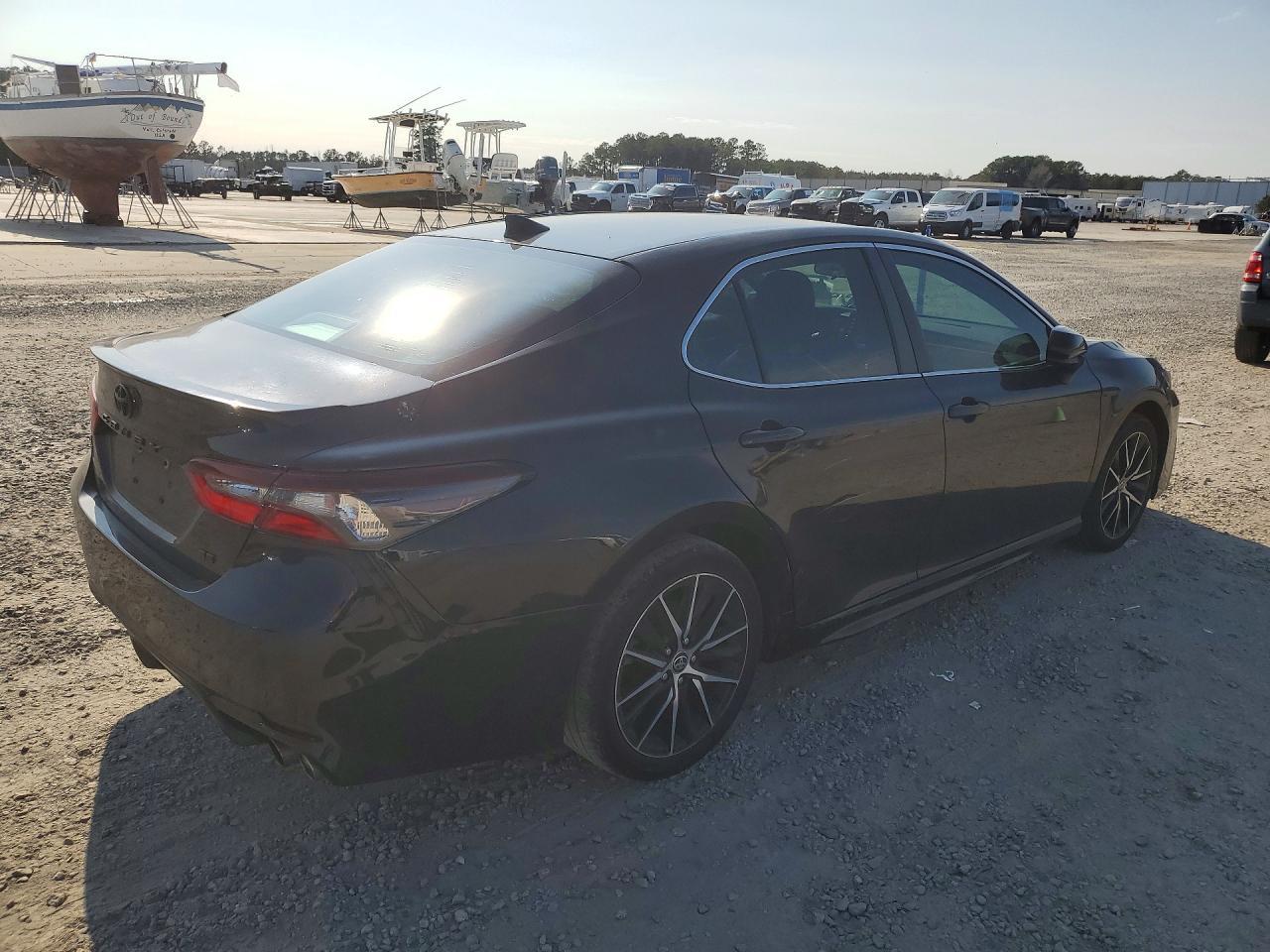 2021 Toyota Camry Se - Фото 3