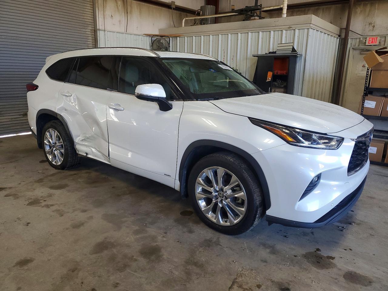 2022 Toyota Highlander Hybrid Limited - Image 4