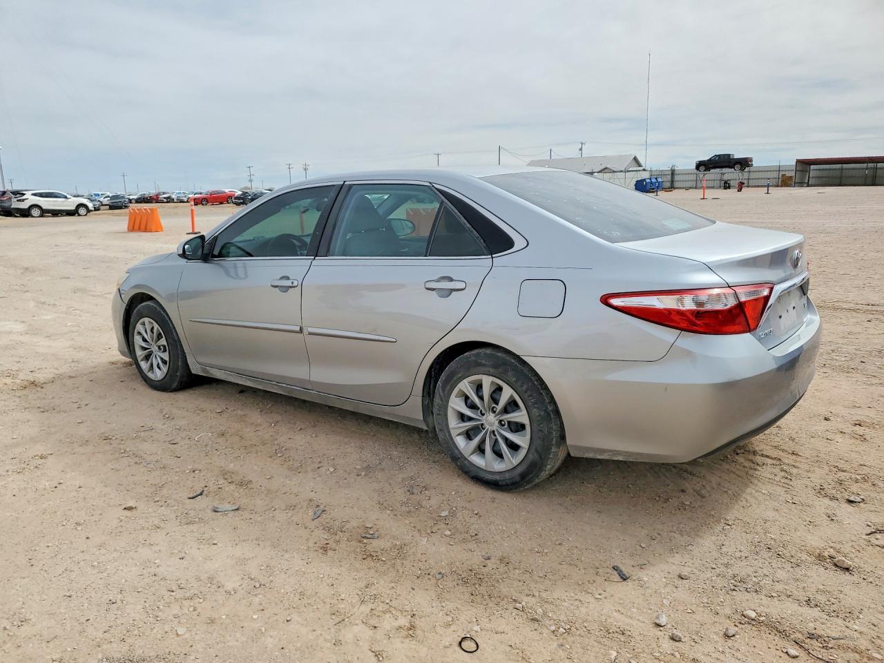 2016 Toyota Camry Le - Фото 2