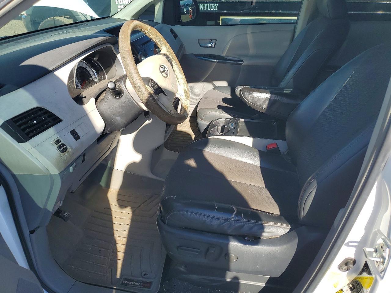 2011 Toyota Sienna Sport - Фото 7