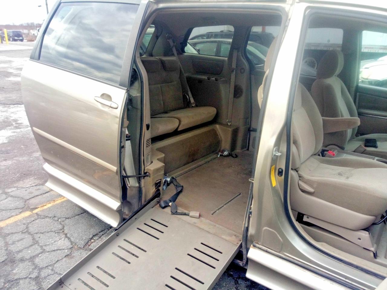 2010 Toyota Sienna Le 8-Passenger - Image 6