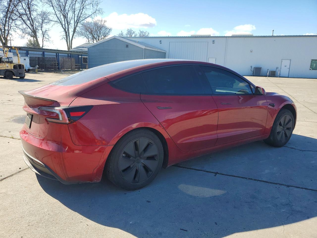 2025 Tesla Model 3 - Фото 3