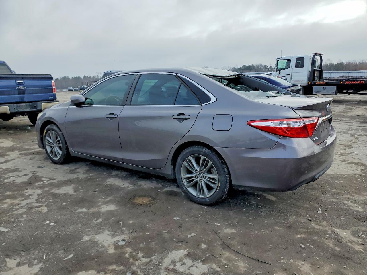 2016 Toyota Camry Le - Фото 2