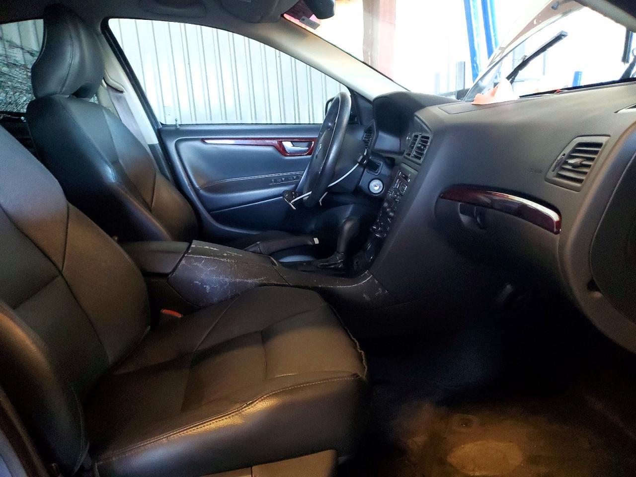 2004 Volvo S60 2.5T - Image 7