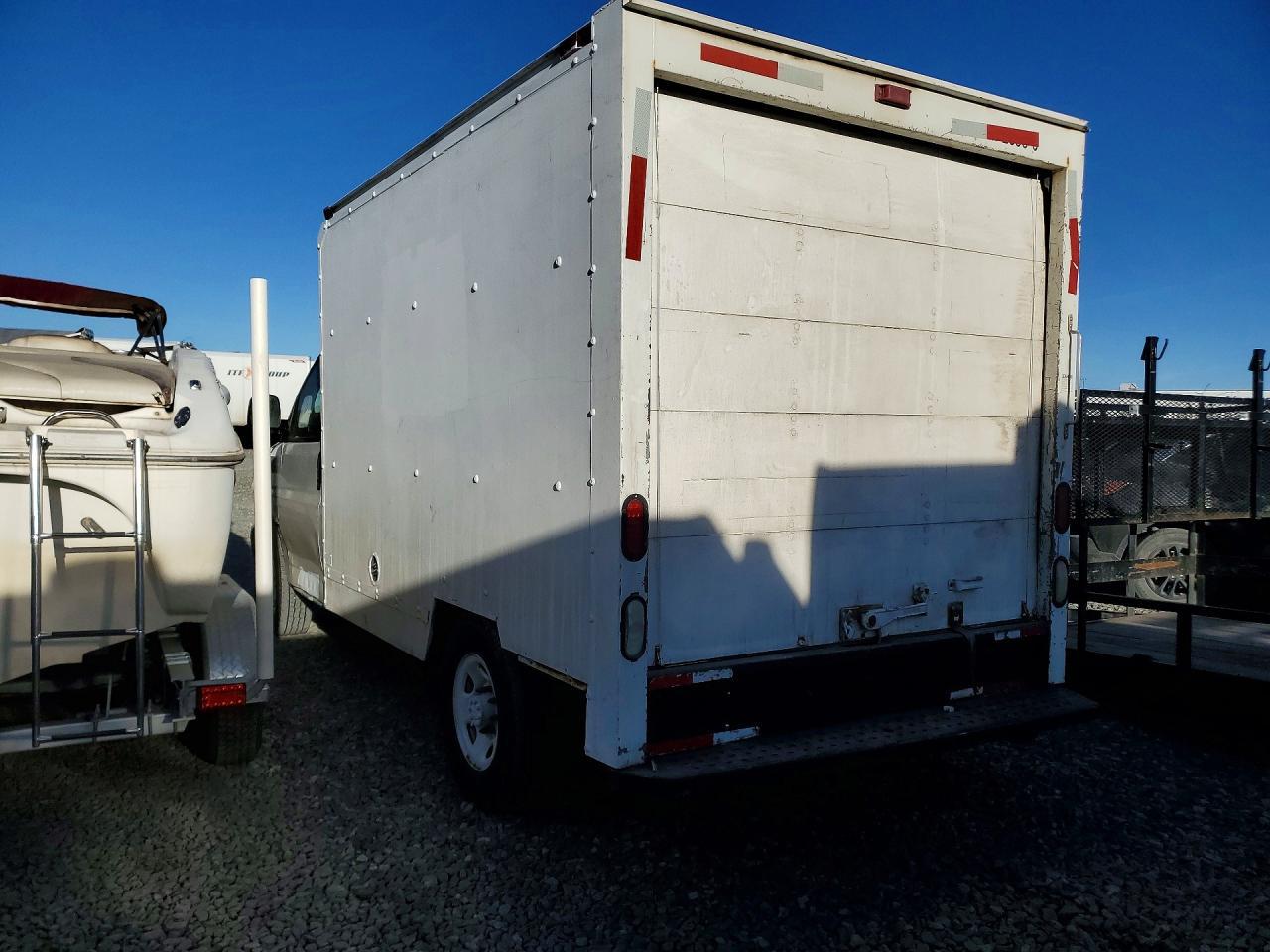 2004 GMC Savana Box Truck - Фото 2