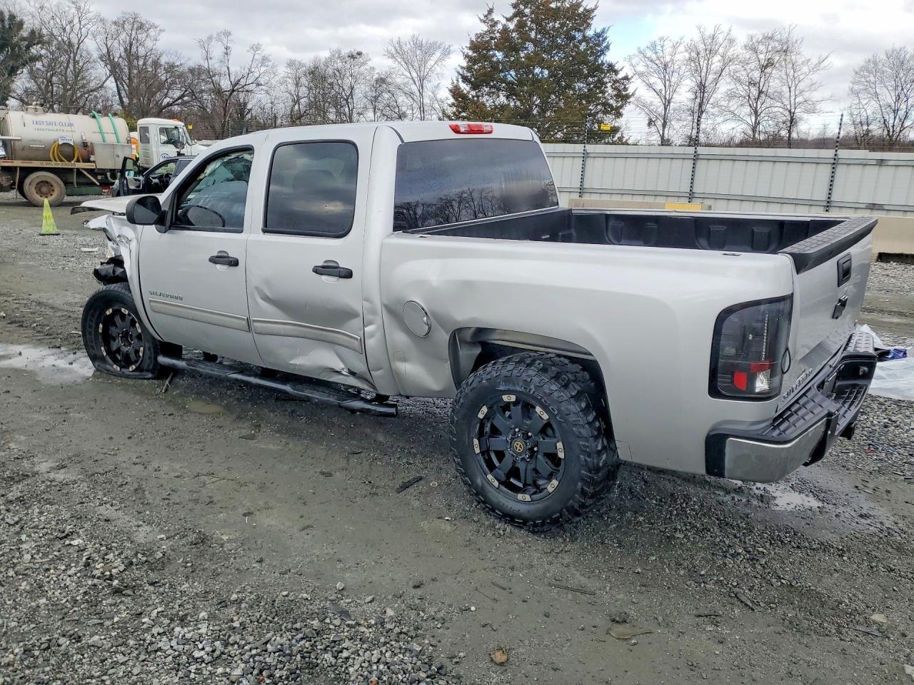 2013 Chev Silverado - Image 2