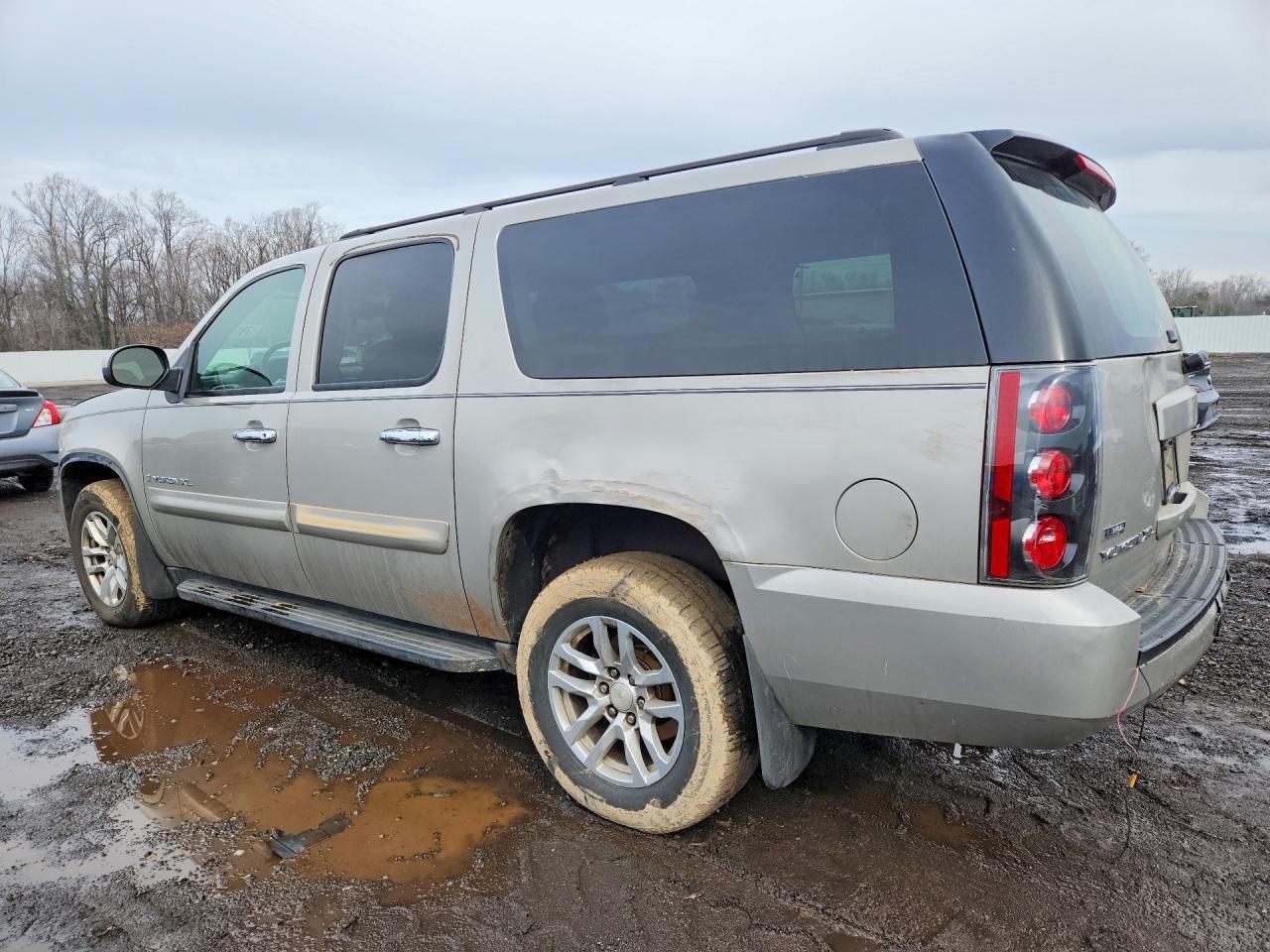 2007 GMC Yukon - Image 2