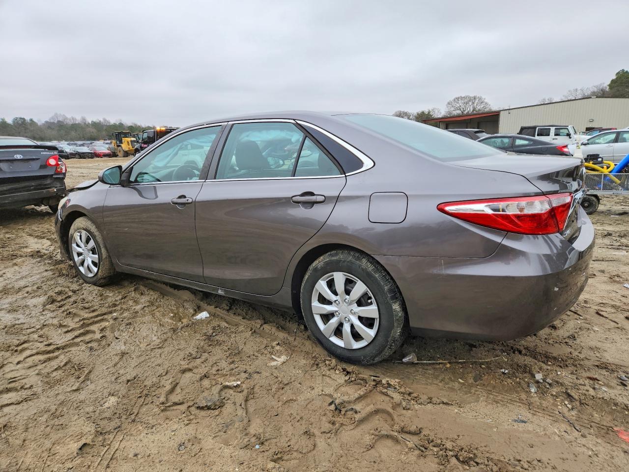 2016 Toyota Camry Le - Фото 2