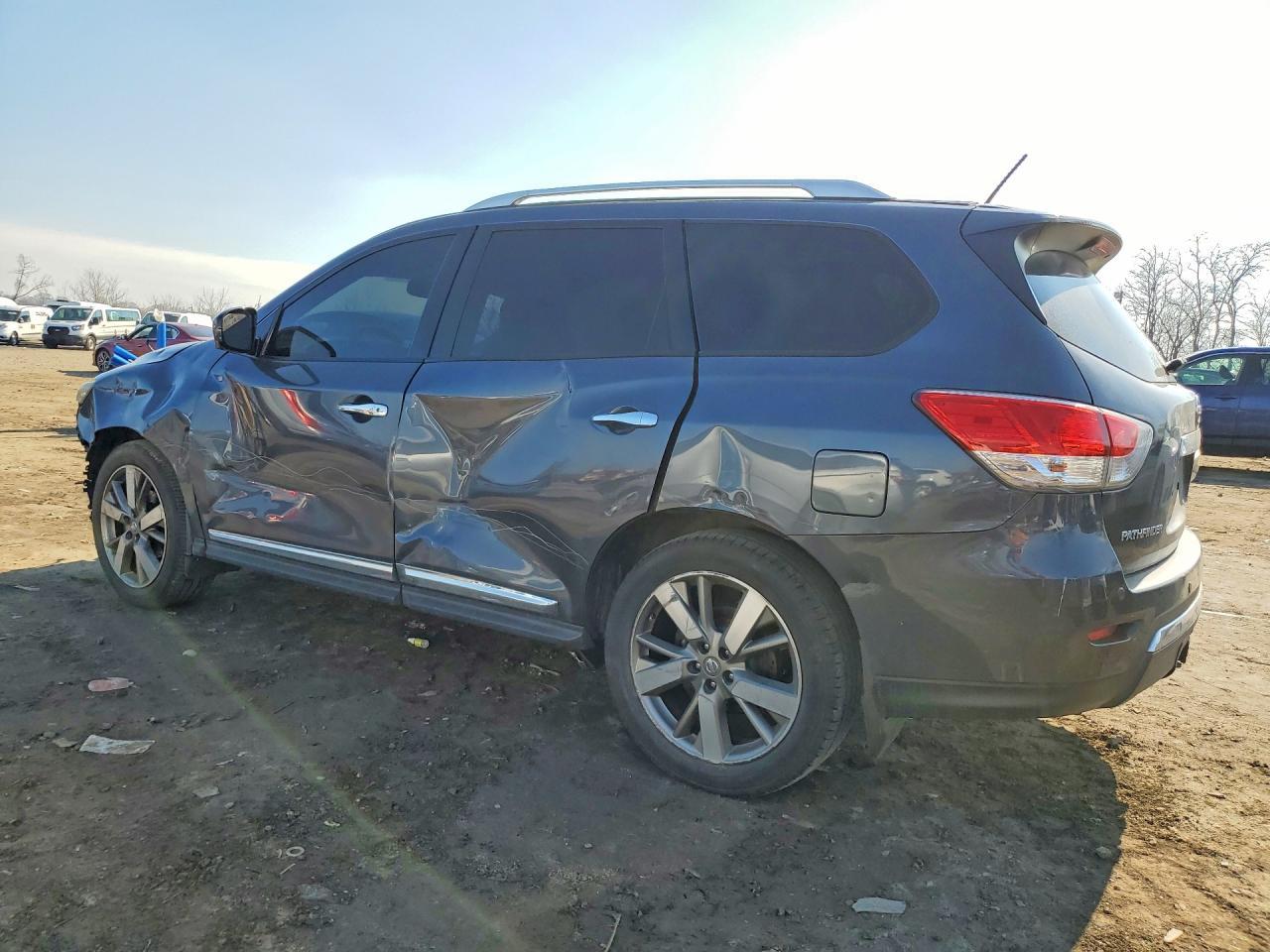 2013 Niss Pathfinder S - Image 2