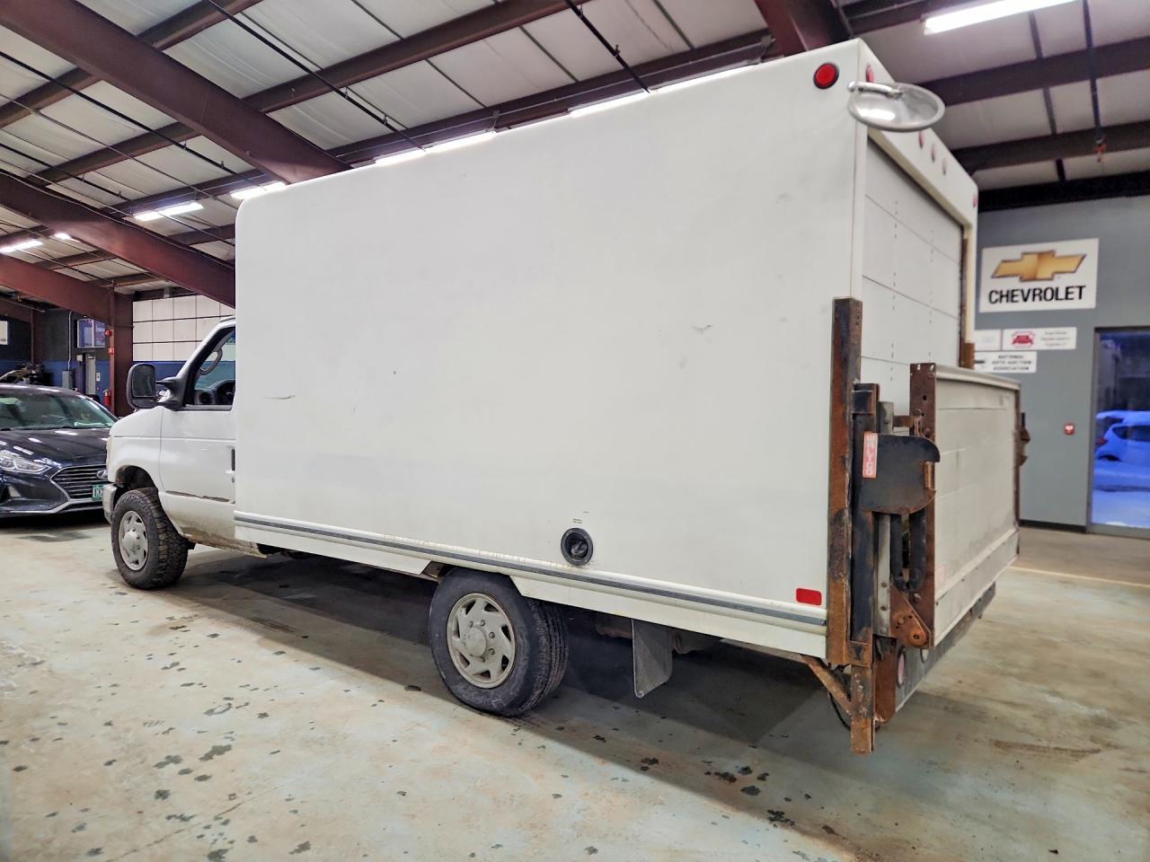 2011 Ford E350 Box Truck - Фото 2