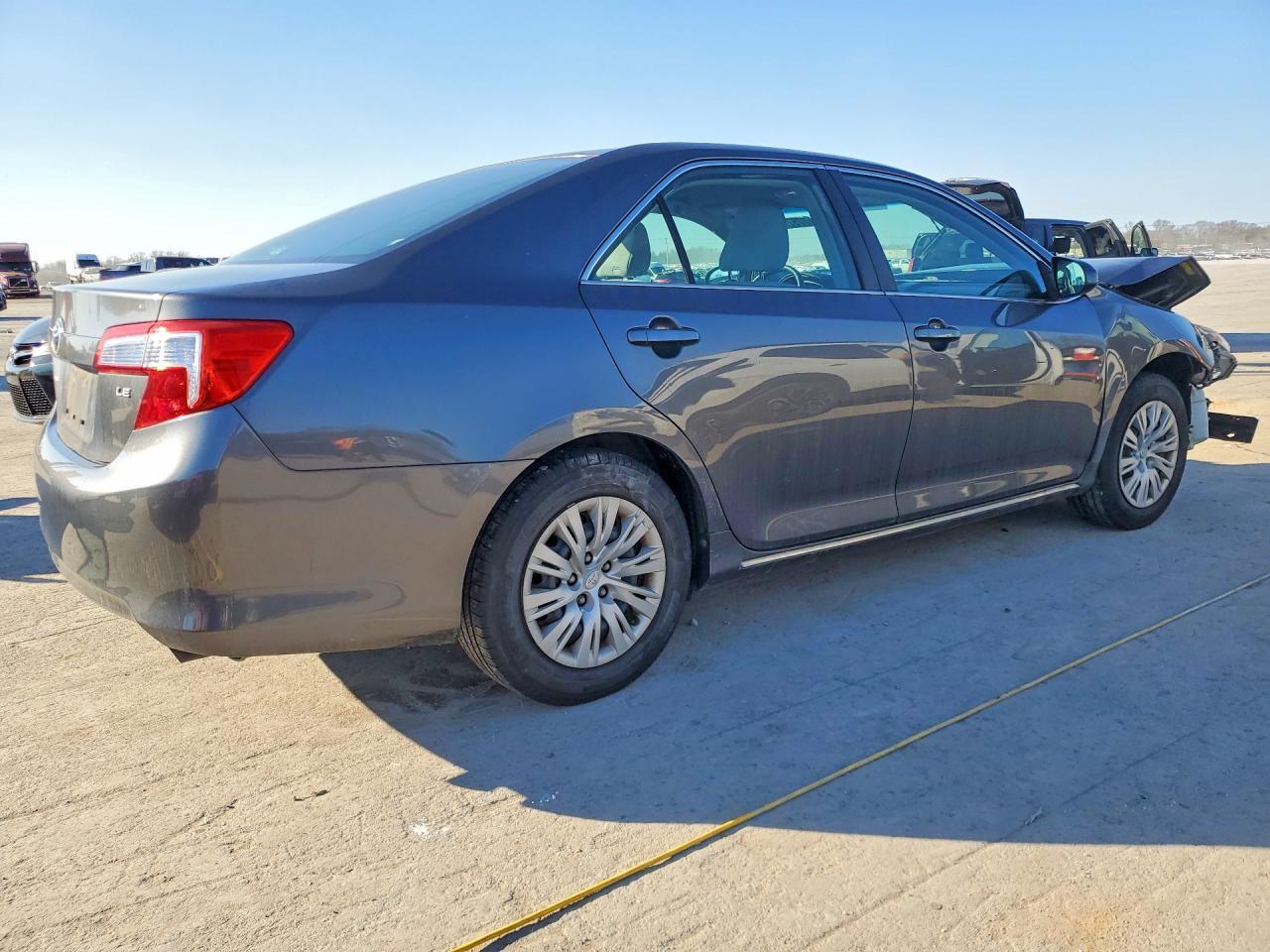 2013 Toyota Camry L - Фото 3