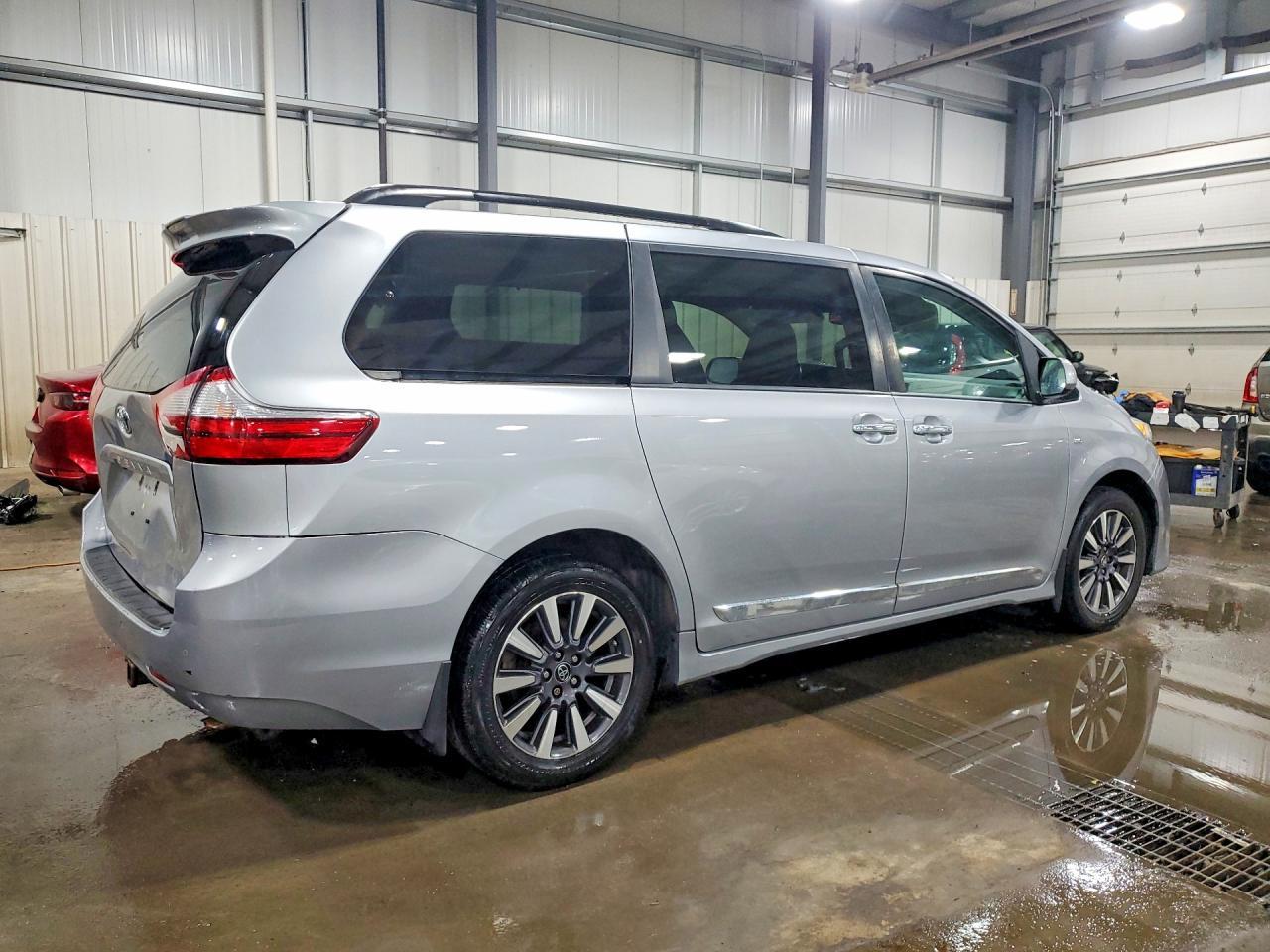 2018 Toyota Sienna Xle - Фото 3