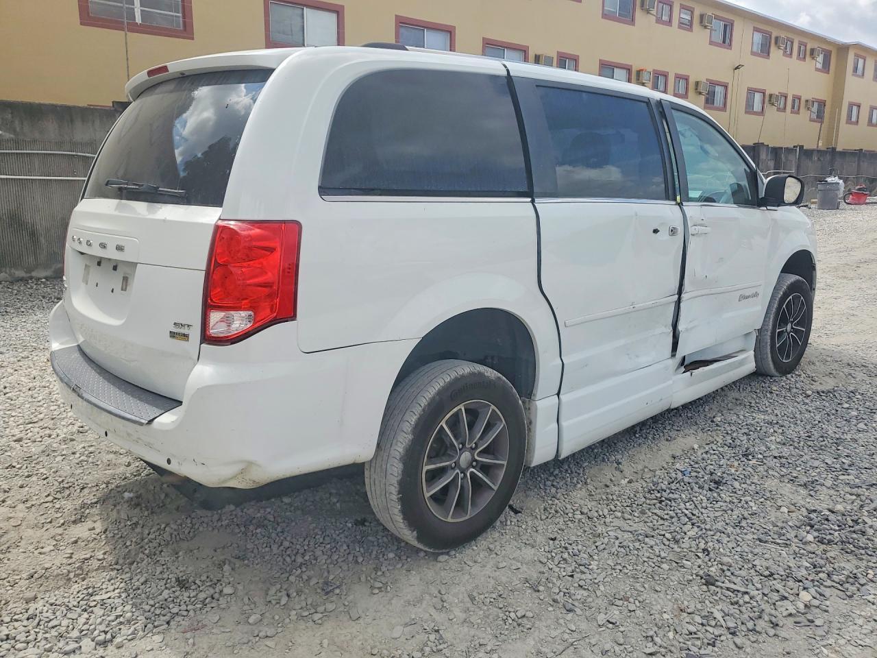 2017 Dodge Grand Caravan Sxt - Image 3