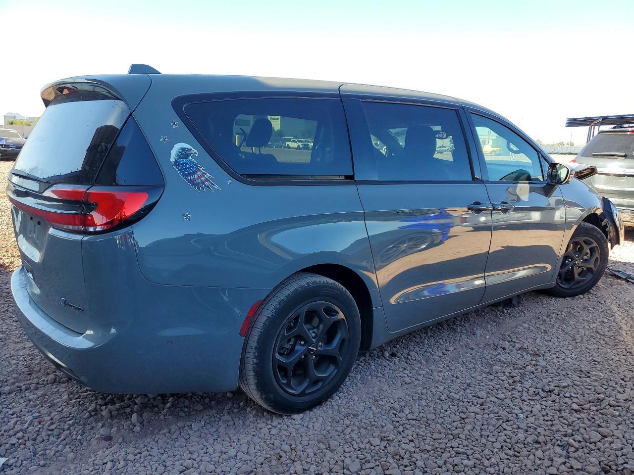 2022 Chrysler Pacifica Hybrid Touring L - Фото 3