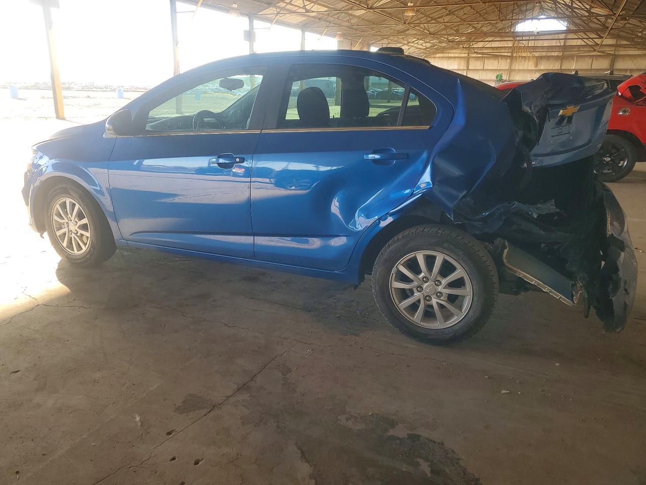 2017 Chevrolet Sonic Lt - Фото 2
