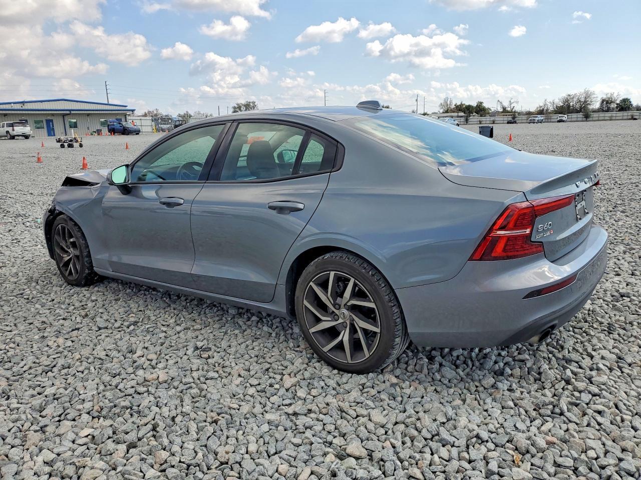 2020 Volvo S60 T5 Momentum - Фото 2