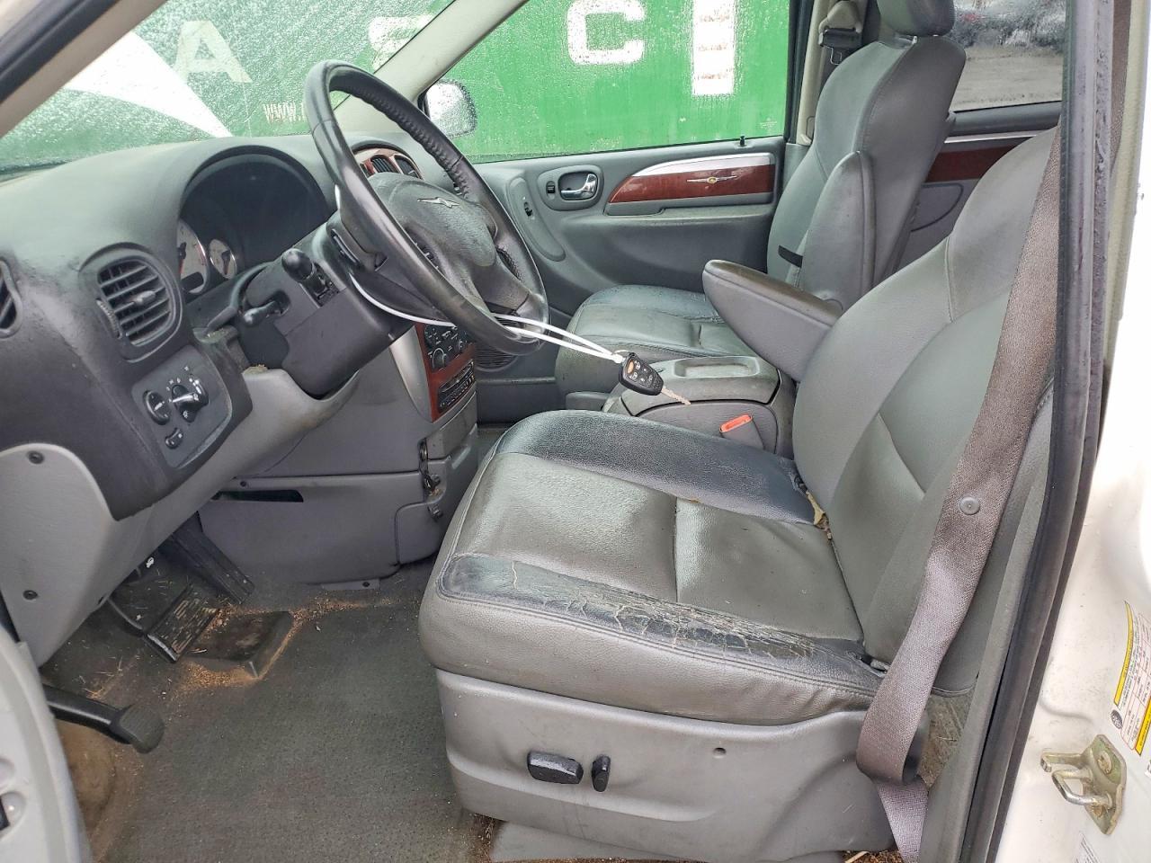 2006 Chrysler Town & Country Limited - Image 7