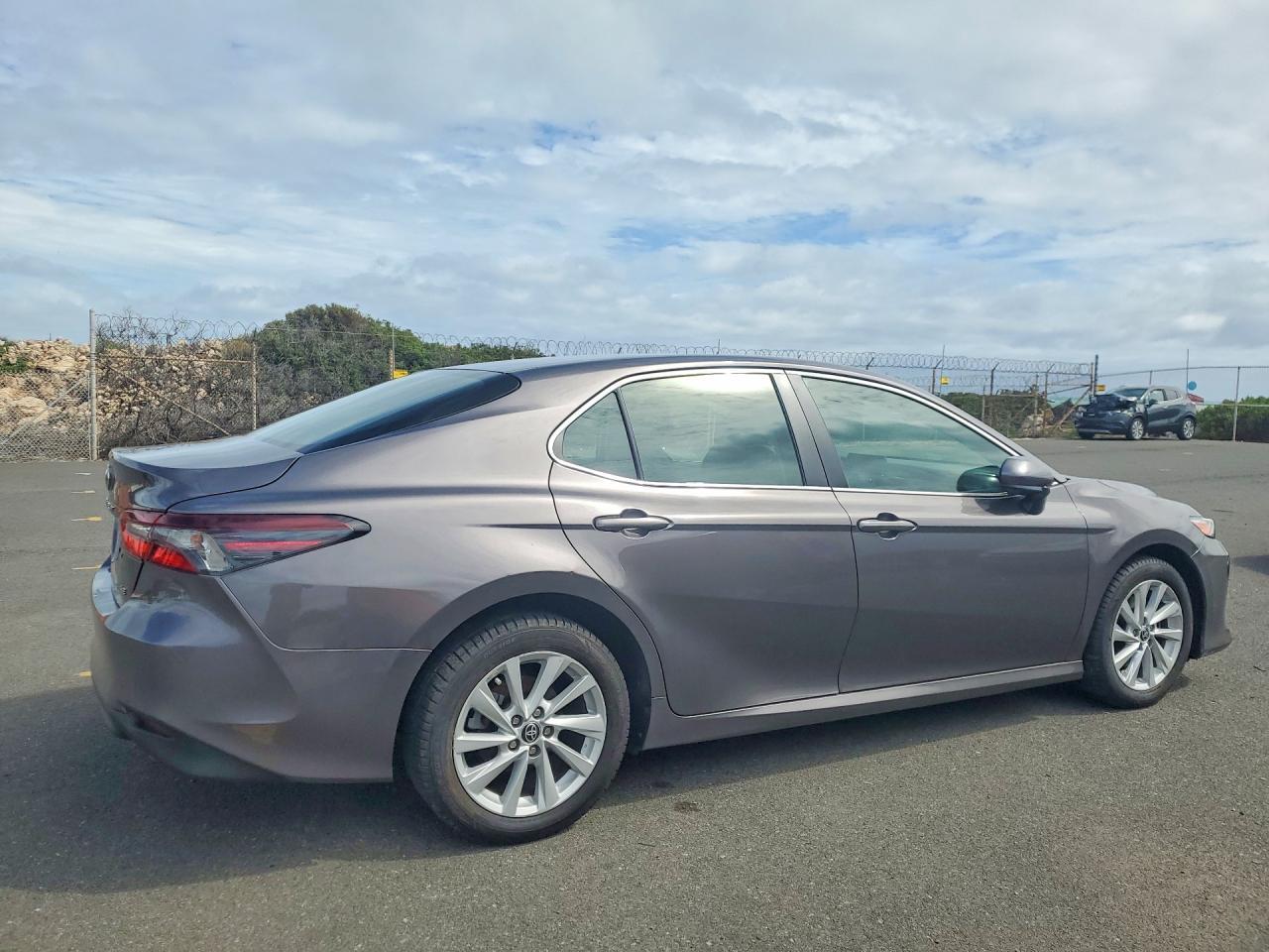 2022 Toyota Camry Le - Фото 3