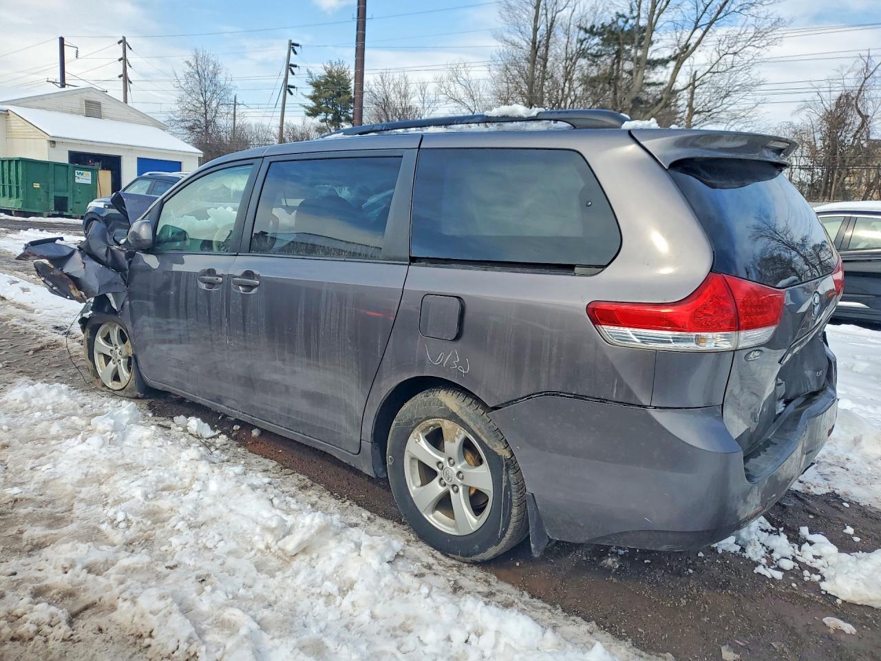 2014 Toyota Sienna Le - Image 2