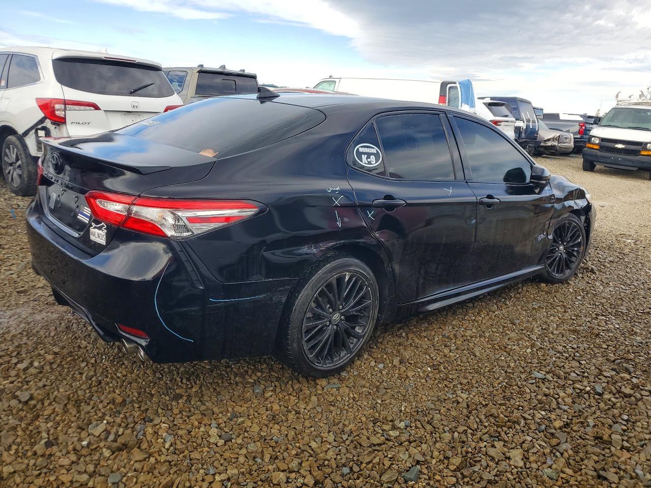 2019 Toyota Camry Se - Фото 3