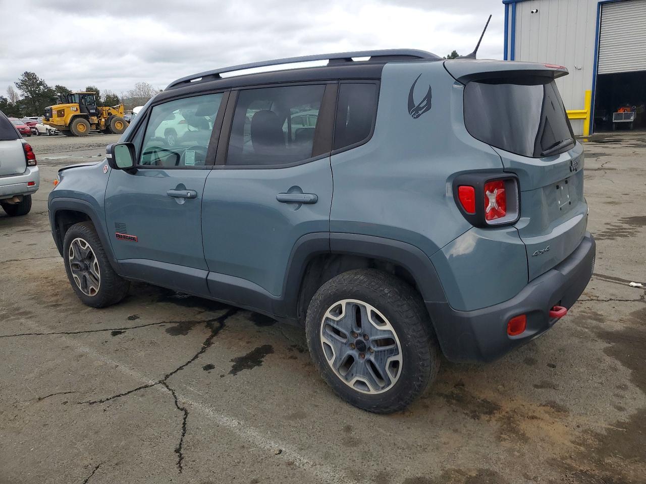 2015 Jeep Renegade Trailhawk - Image 2