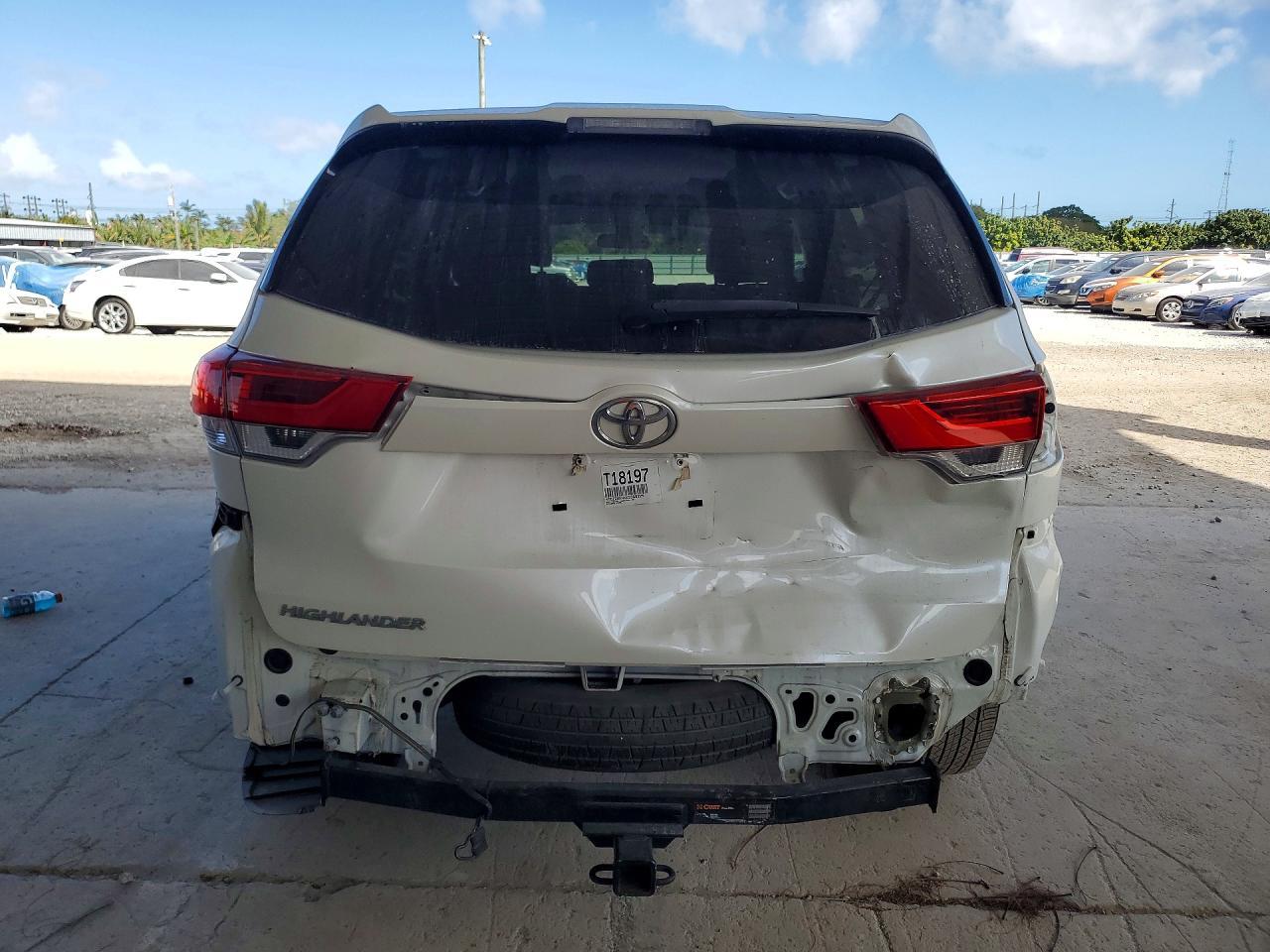 2019 Toyota Highlander Le - Image 6