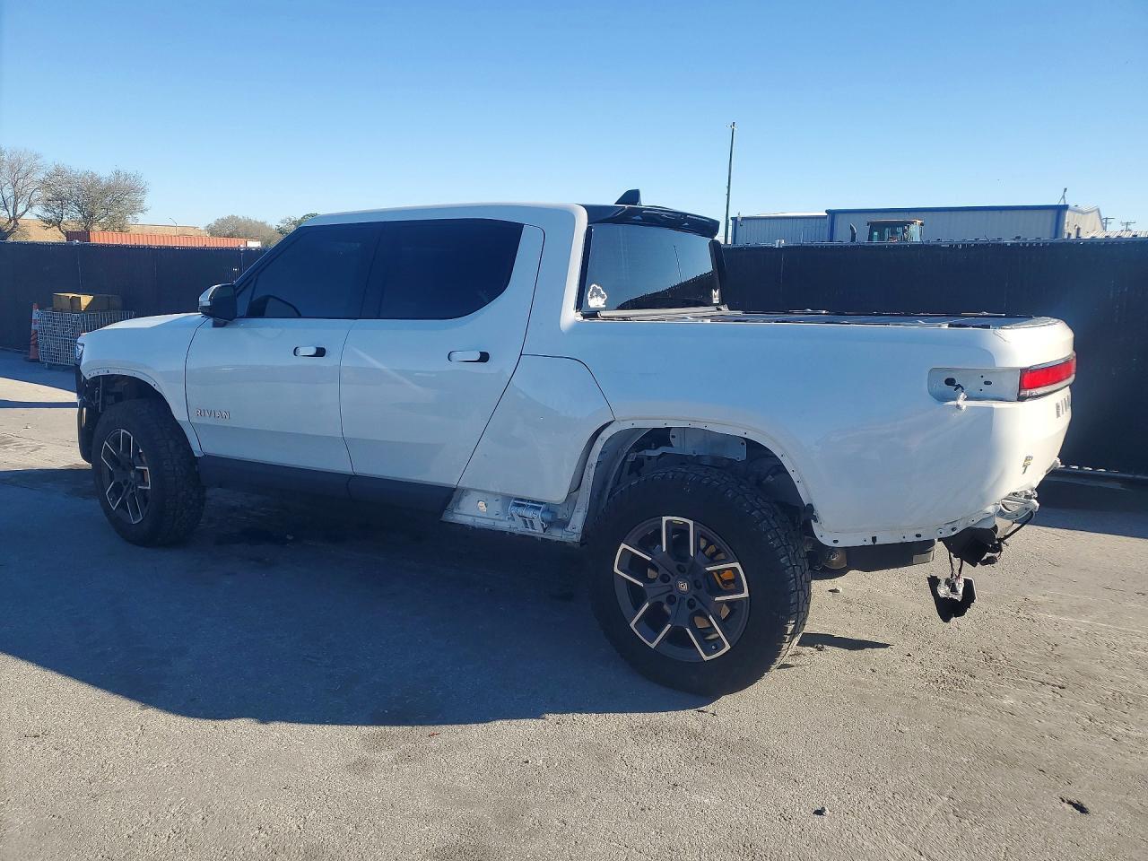 2023 Rivian R1T Adventure - Image 2