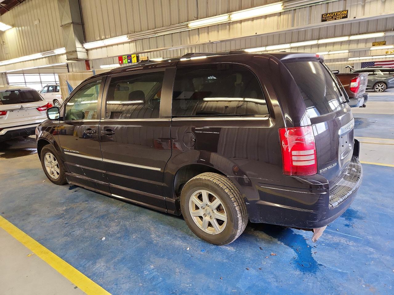 2010 Chrysler Town & Country Touring - Фото 2
