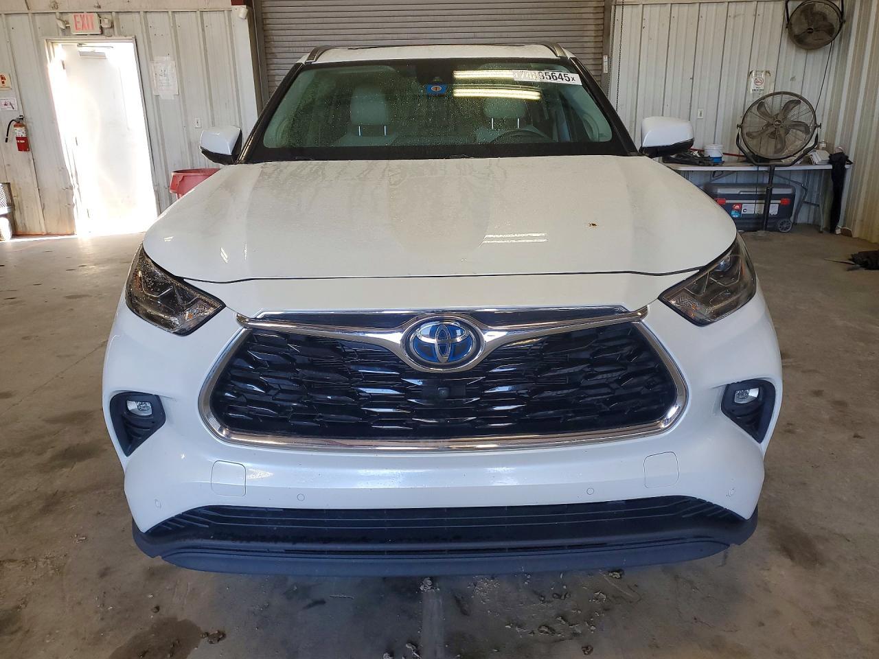 2022 Toyota Highlander Hybrid Limited - Image 5