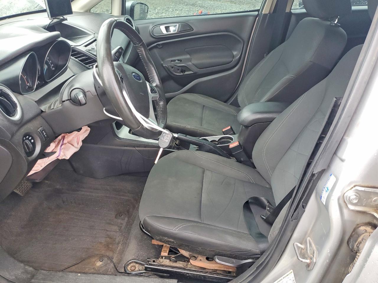 2015 Ford Fiesta Se - Фото 7