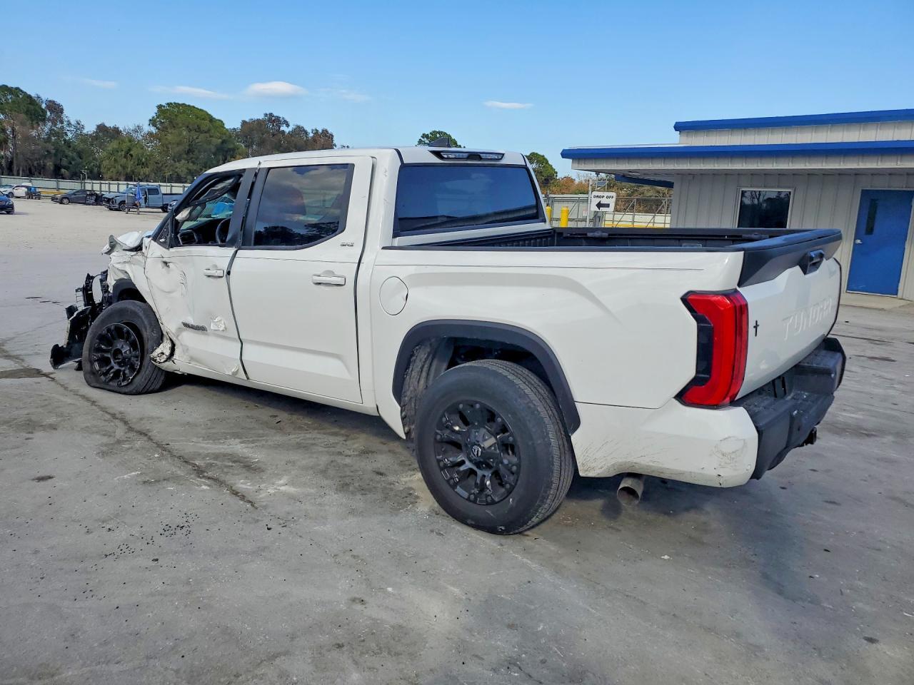 2024 Toyota Tundra Crewmax Sr - Image 2