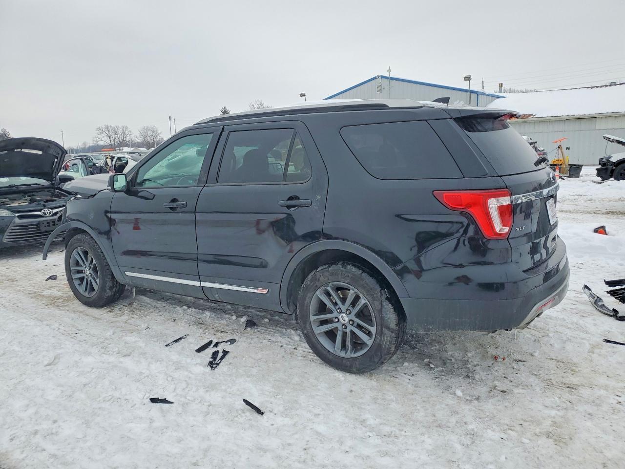 2016 Ford Explorer Xlt - Фото 2