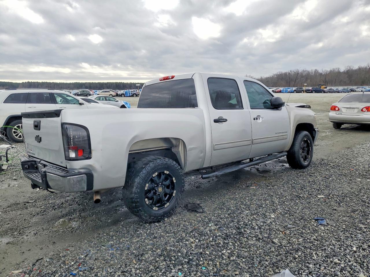 2013 Chev Silverado - Image 3