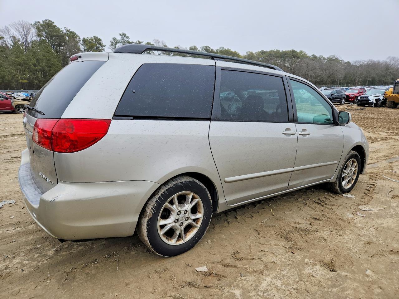 2006 Toyota Sienna - Image 3
