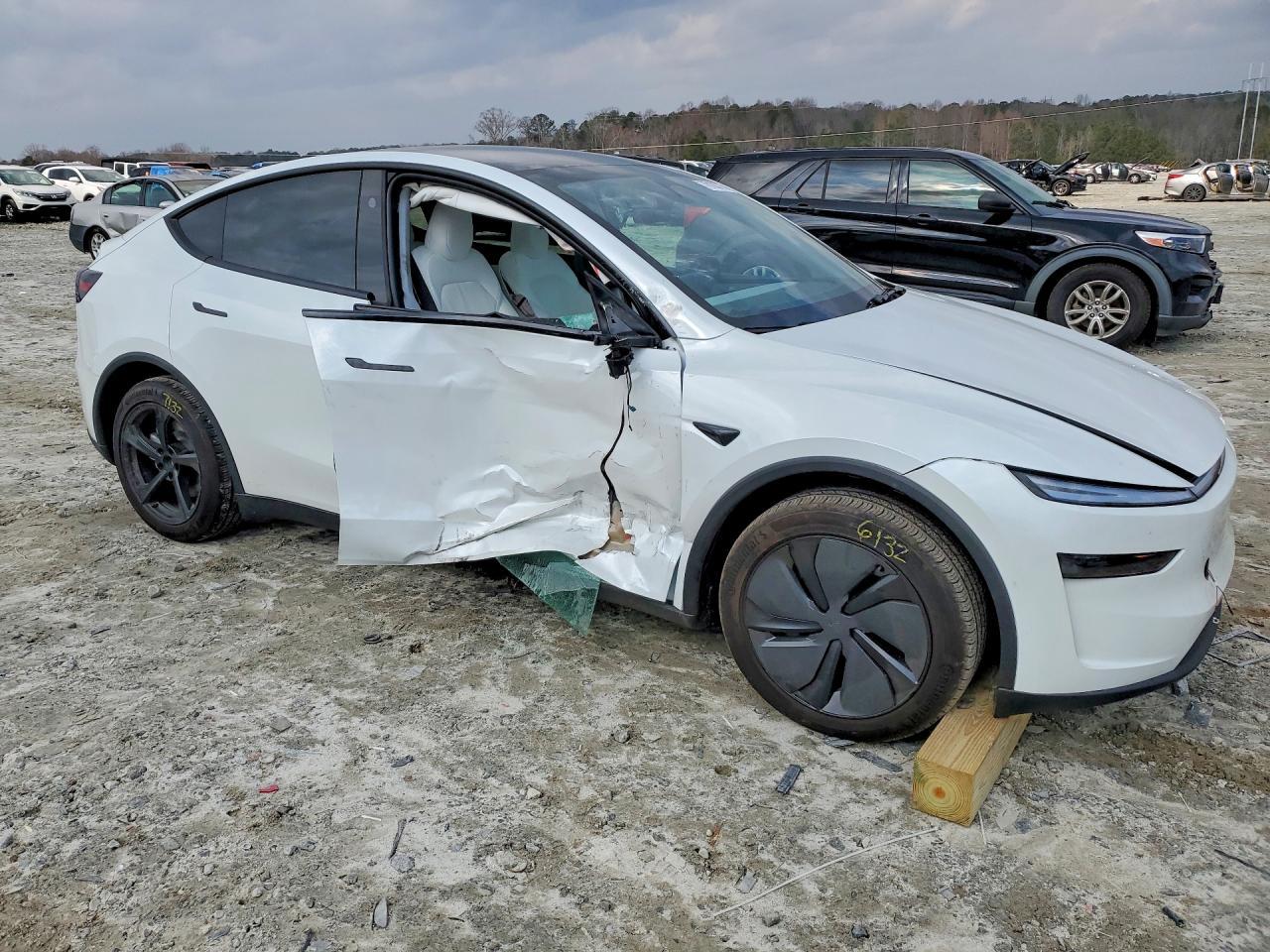 2026 Tesla Model Y - Фото 4