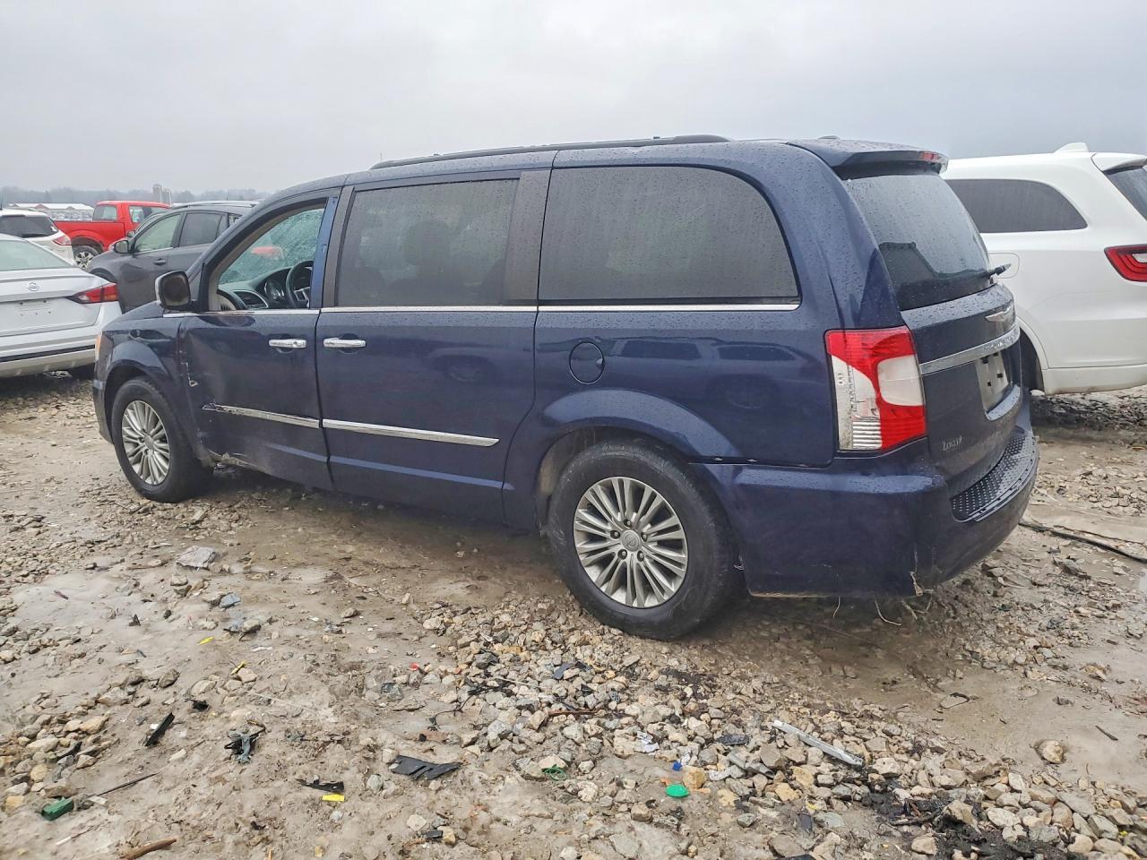 2016 Chrysler Town & Country Touring L - Фото 2