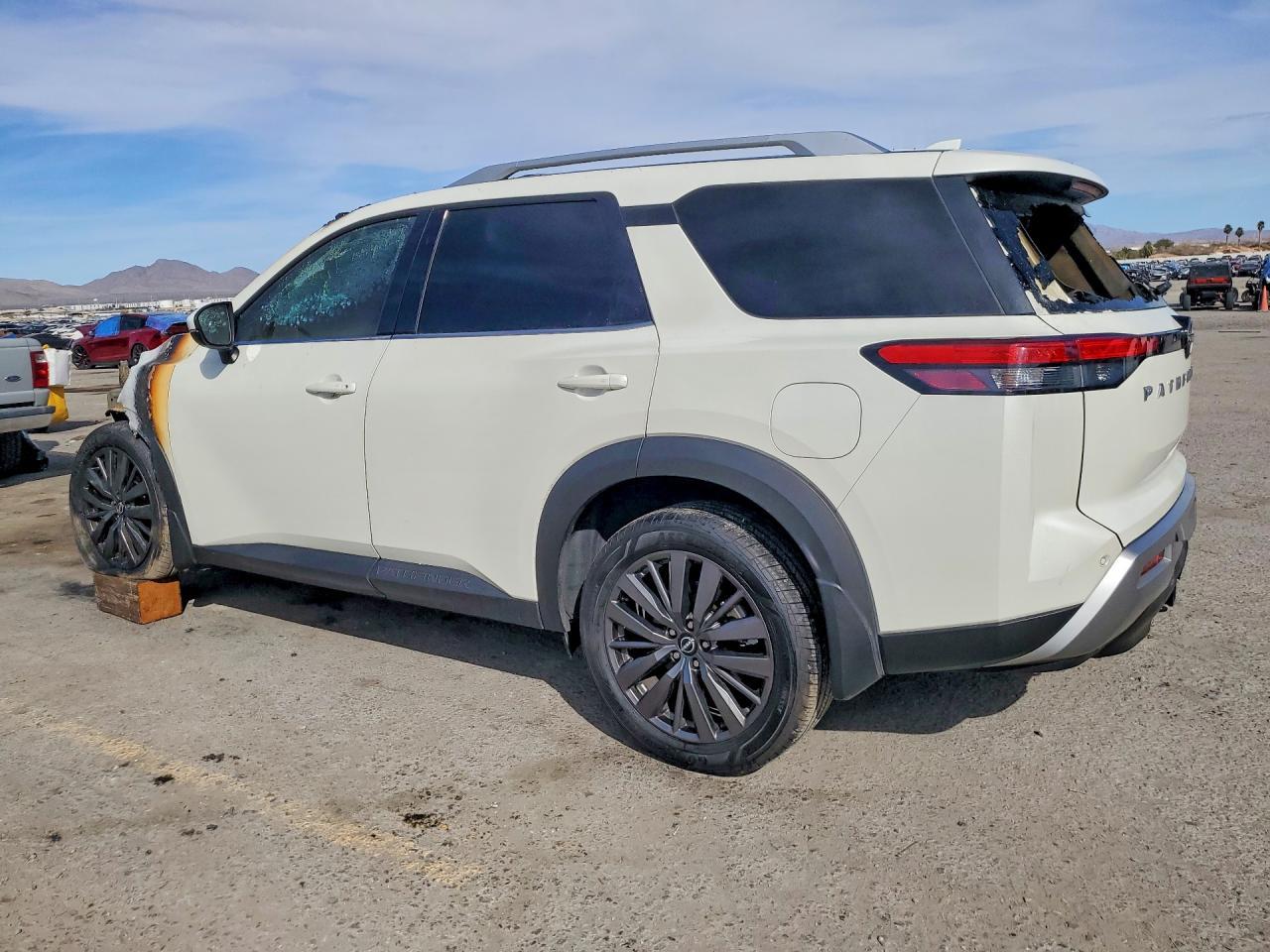 2022 Nissan Pathfinder Sl - Фото 2