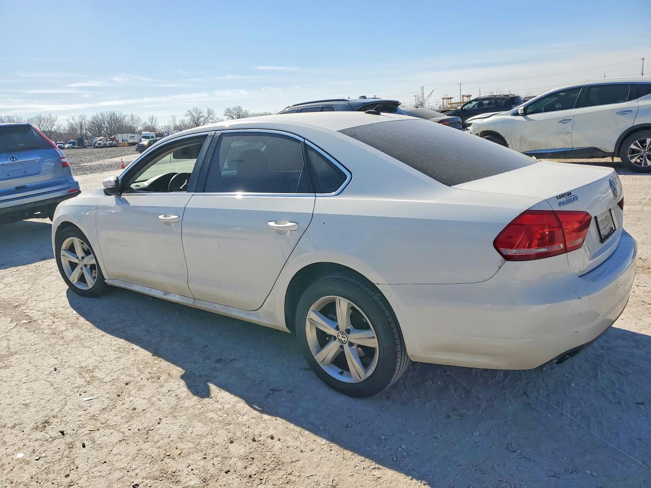 2014 Volkswagen Passat S - Фото 2