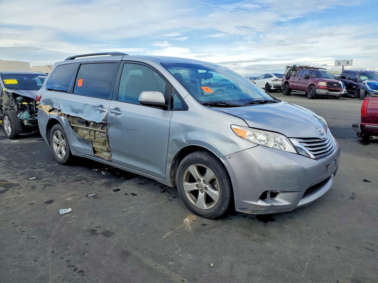2015 Toyota Sienna Le - Фото 4