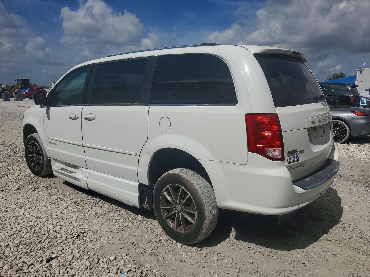 2017 Dodge Grand Caravan Sxt - Image 2