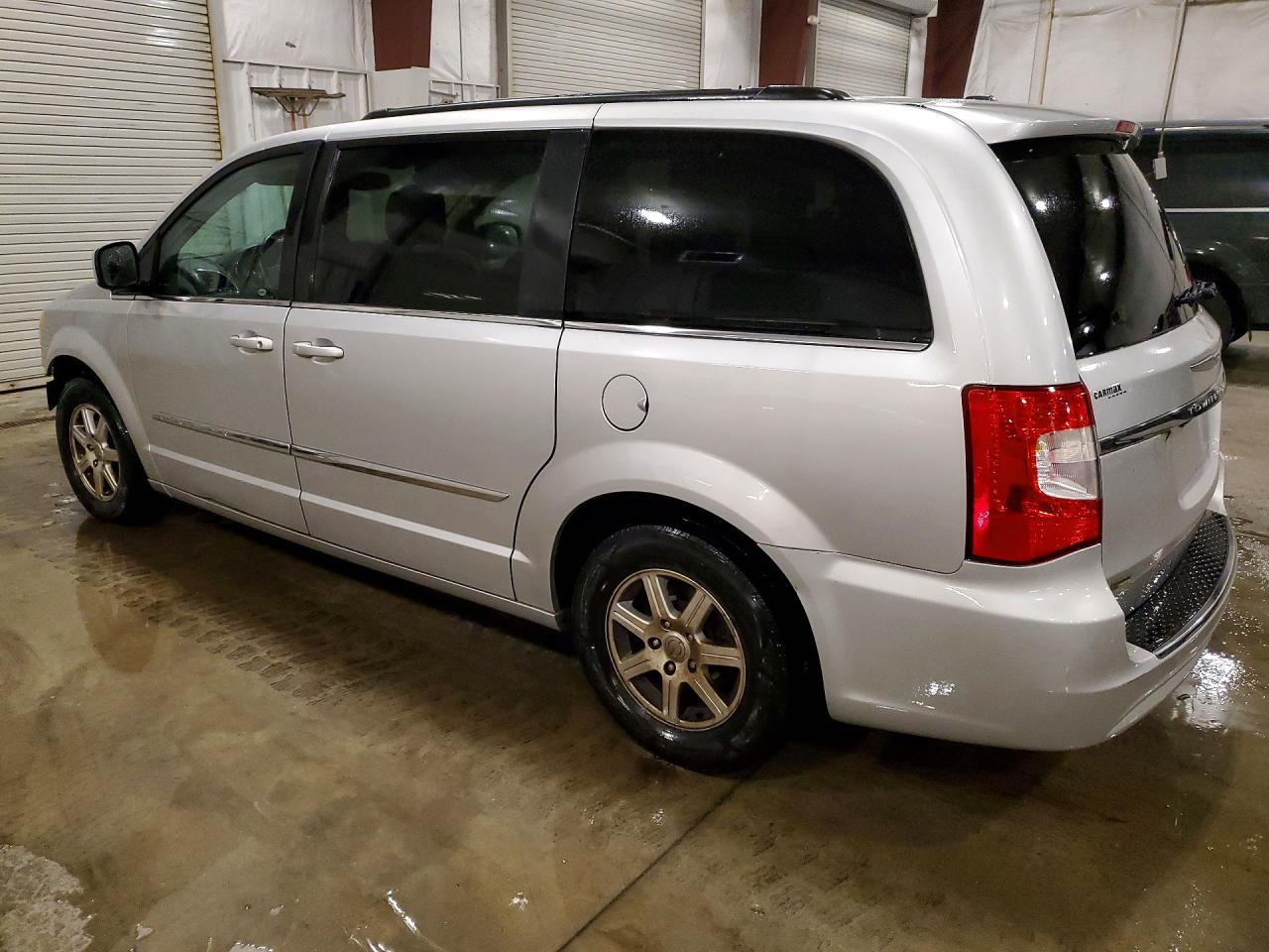 2012 Chrysler Town & Country Touring - Фото 2