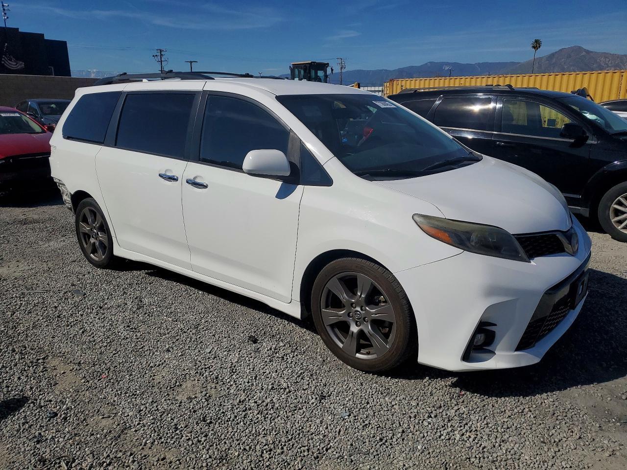 2019 Toyota Sienna Se - Фото 4
