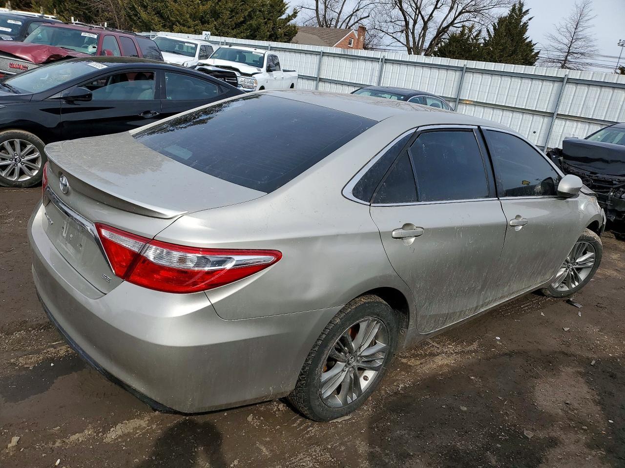 2016 Toyota Camry Se - Фото 3