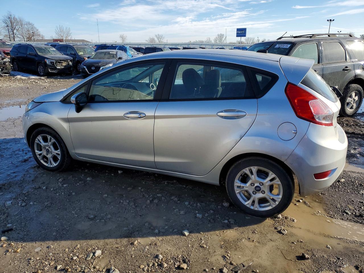 2015 Ford Fiesta Se - Фото 2