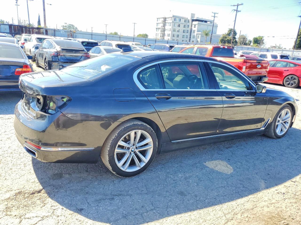 2016 BMW 750 Xi - Фото 3