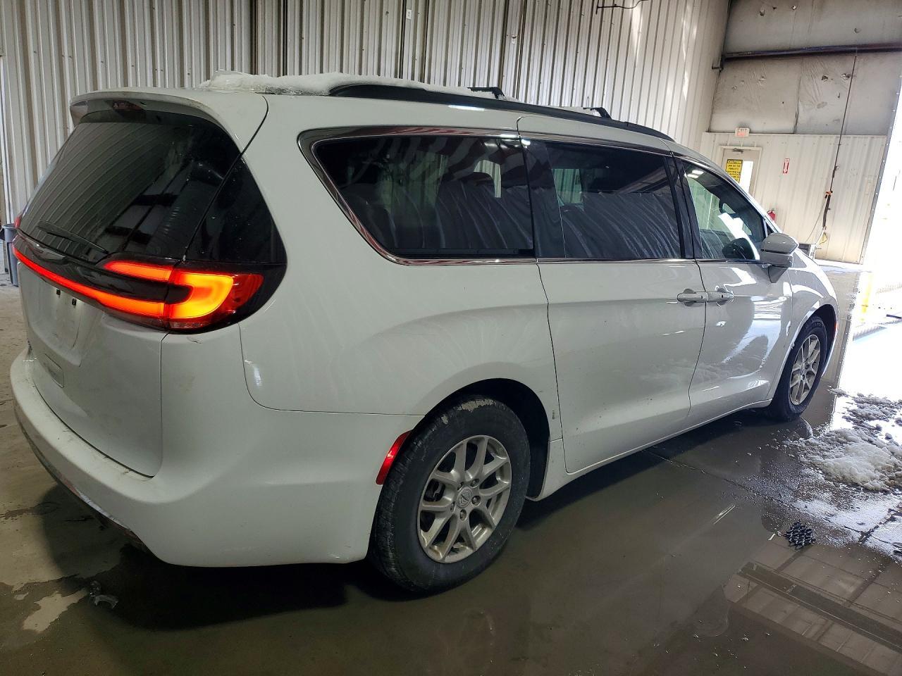 2022 Chrysler Pacifica Touring L - Image 3