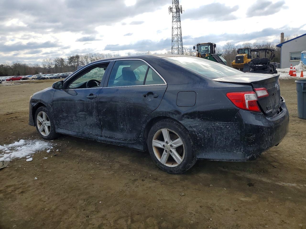 2013 Toyota Camry L - Фото 2