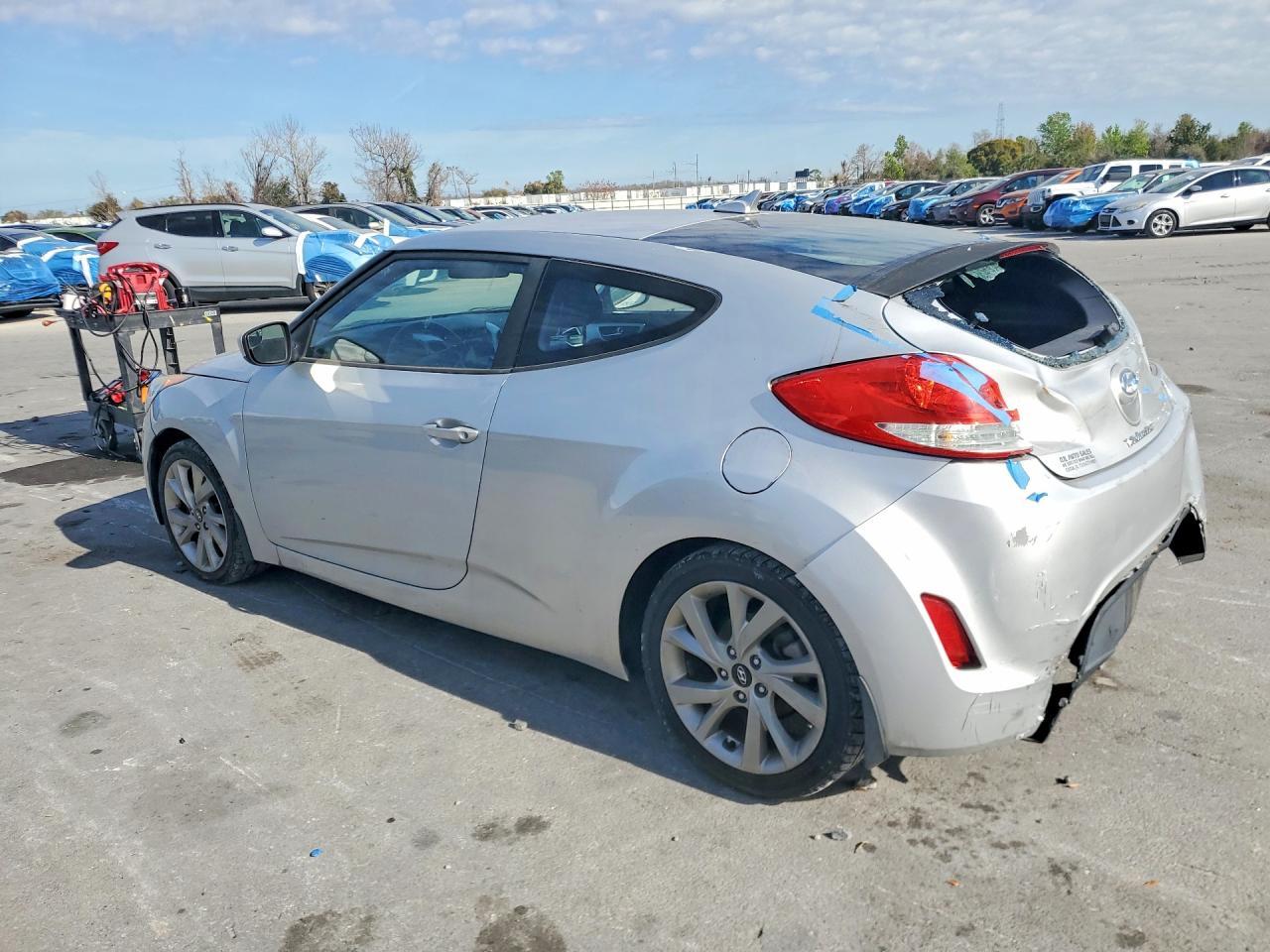 2016 Hyundai Veloster Base - Image 2