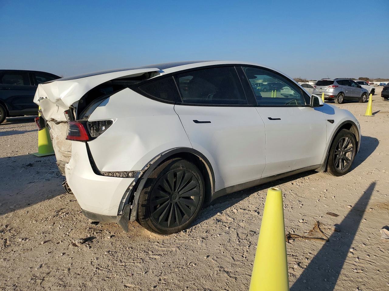 2024 Tesla Model Y - Фото 3